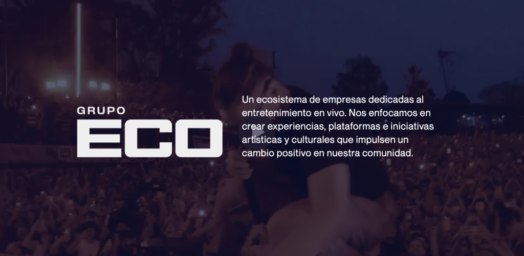 Captura de la pantalla principal del sitio oficial de Grupo ECO. Aparece su logotipo y el fondo de un DJ tocando en el escenario frente de una multitud.